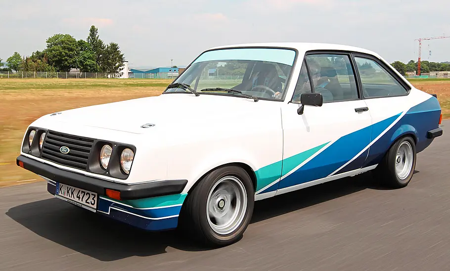 Der Ford Escort RS 2000 fahrend von vorne