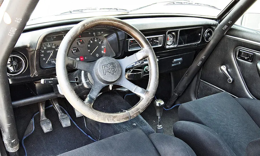 Das Cockpit des Ford Escort RS 2000