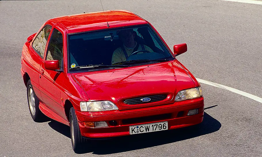 Ford Escort RS 2000 Der Ford Escort RS 2000 fahrend von schräg vorne fotografiert.