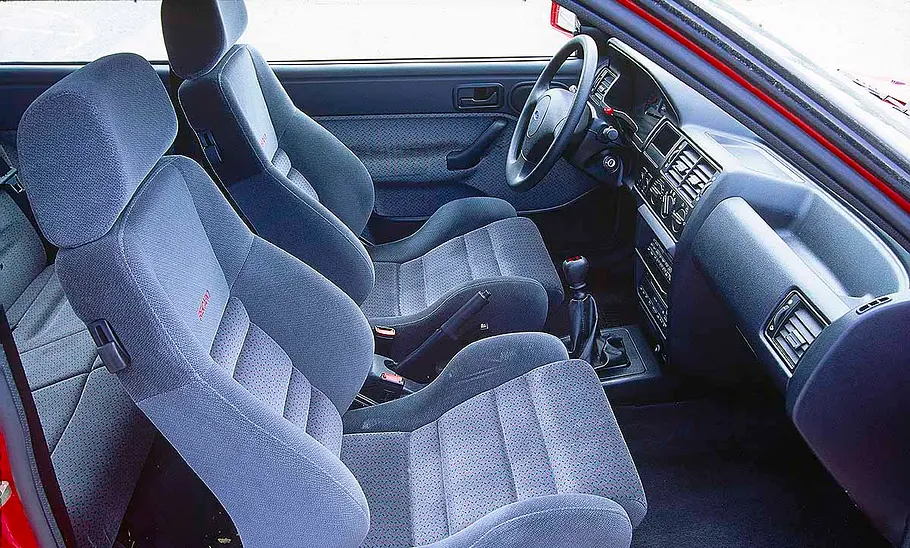 Ford Escort RS 2000 Der Innenraum des Ford Escort RS 2000.
