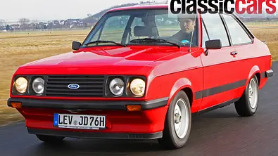 Der Ford Escort RS 2000 fahrend von vorne. - Foto: Daniela Loof