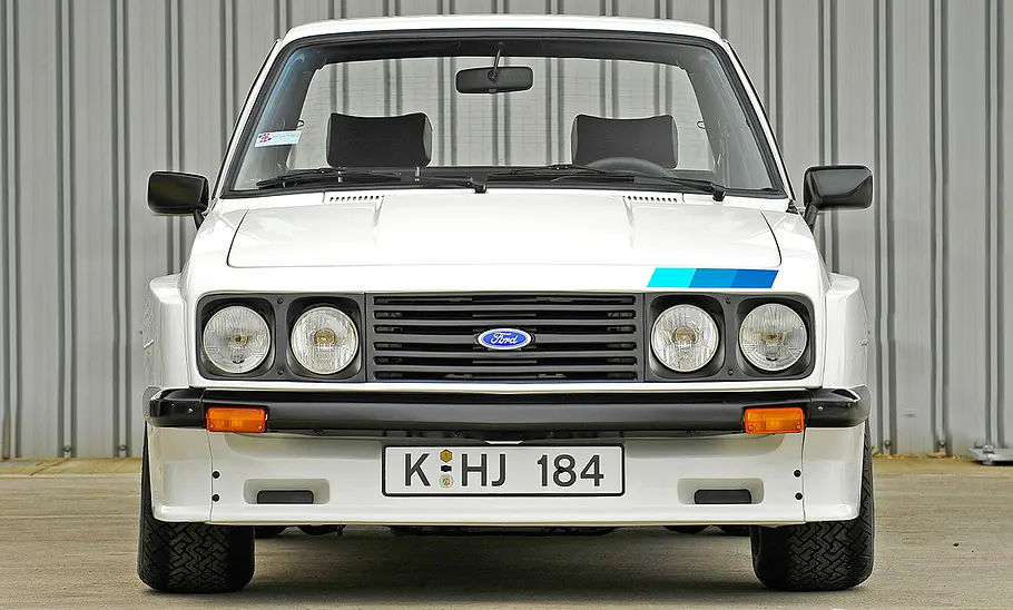 Der Ford Escort RS 2000 X-Pack stehend von vorne