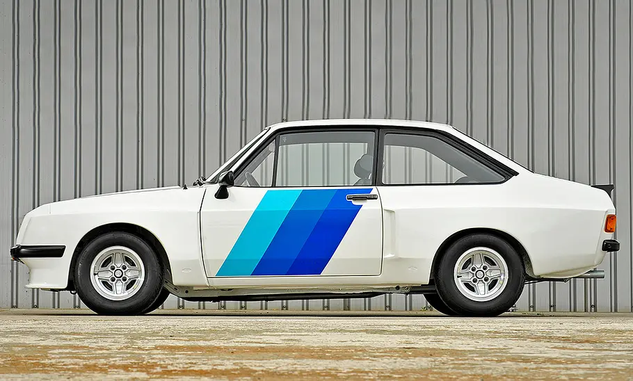 Der Ford Escort RS 2000 X-Pack stehend seitlich
