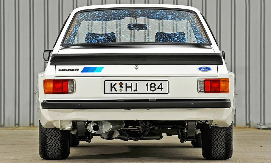 Der Ford Escort RS 2000 X-Pack stehend von hinten