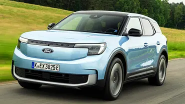 Ford Explorer Elektro (2024); Elektroauto; SUV; neues Auto; hellblaues Auto; Außenansicht; Exterieur; Karosserie; fahrend; Frontansicht - Foto: Ford