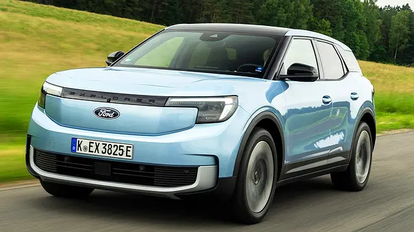 Ford Explorer Elektro (2024); Elektroauto; SUV; neues Auto; hellblaues Auto; Außenansicht; Exterieur; Karosserie; fahrend; Frontansicht - Foto: Ford
