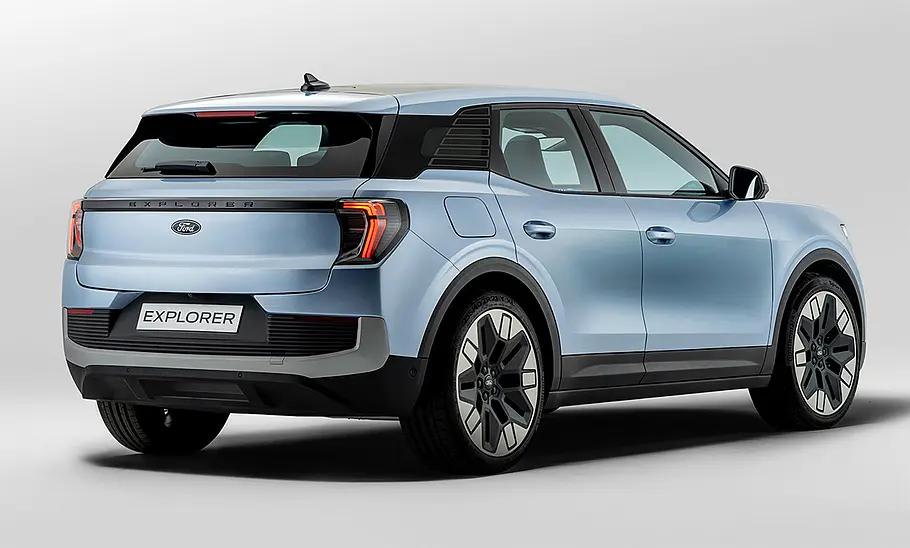 Der Ford Explorer Elektro (2024) statisch von schräg hinten.