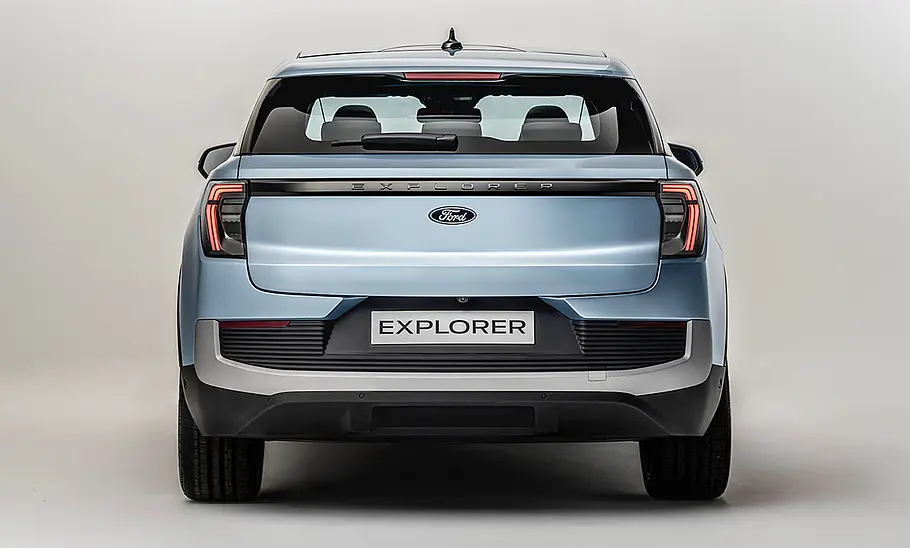 Der Ford Explorer Elektro (2024) statisch von hinten.