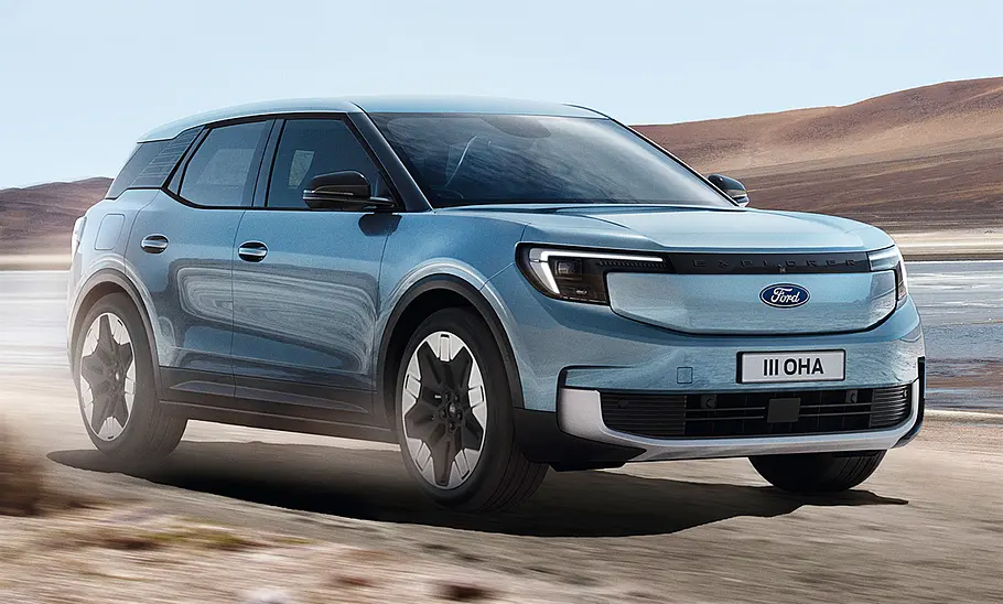 Der Ford Explorer Elektro (2024) fahrend von schräg vorne.