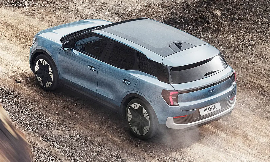 Der Ford Explorer Elektro (2024) fahrend von schräg hinten.