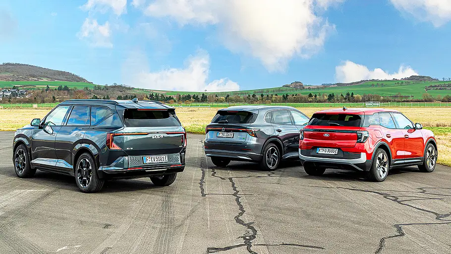 Kia EV5/MG S5 EV/Ford Explorer Blick von schräg hinten auf die drei kompakten E-SUV Kia EV5, MG S5 EV und Ford Explorer.