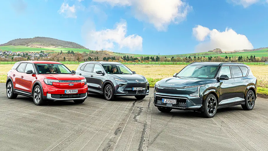 Ford Explorer/MG S5 EV/Kia EV5 Blick von schräg vorne auf die drei kompakten E-SUV Ford Explorer, MG S5 EV und Kia EV5.