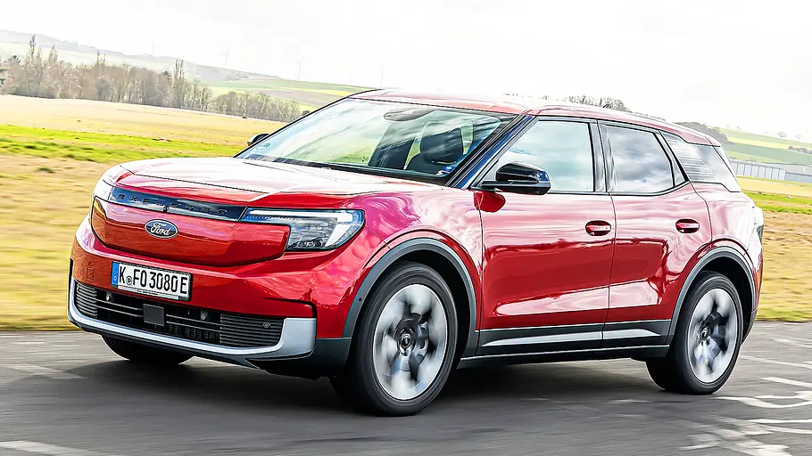 Ford Explorer Blick von schräg vorne auf den fahrenden Ford Explorer.