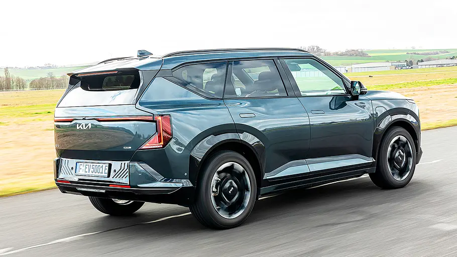 Kia EV5 Blick von schräg hinten auf den fahrenden Kia EV5.