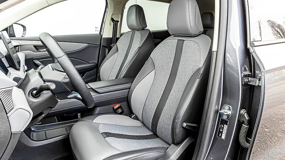 MG S5 EV Blick auf die Vordersitze im Innenraum des MG S5 EV.