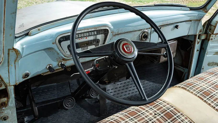 Ford F-100 V8 Das Cockpit des Ford F-100 V8