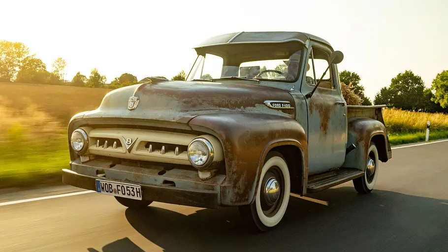 Ford F-100 V8 Stepside Der Ford F-100 V8 Stepside fahrend von schräg vorne