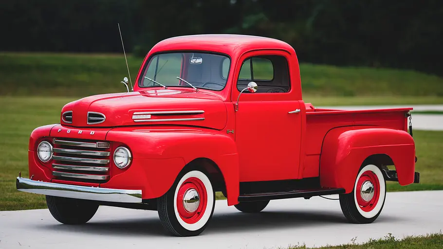 Ford F-150 statisch von schräg vorne fotografiert. 