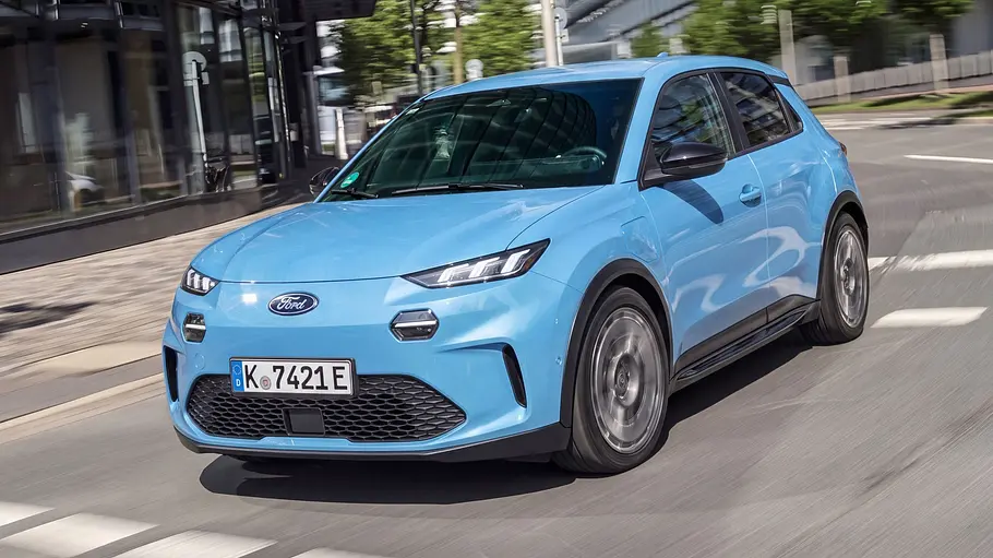 Ford Fiesta von Avarvarii dargestellt, Ansicht von vorne links.
