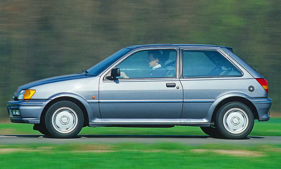 Der Ford Fiesta XR2i fahrend seitlich.