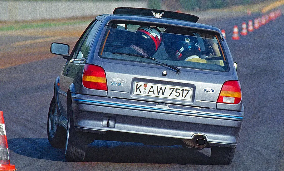 Der Ford Fiesta XR2i fahrend von hinten.
