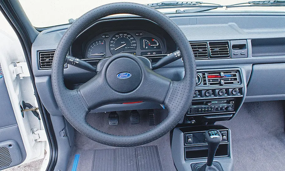 Das Cockpit des Ford Fiesta XR2i.