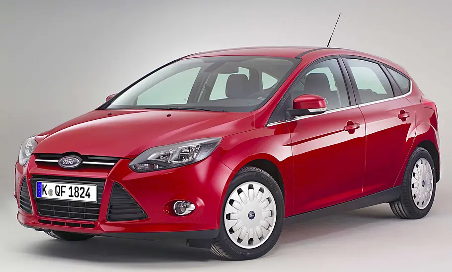 Ford Focus (2010-2018) statisch von schräg vorne fotografiert.