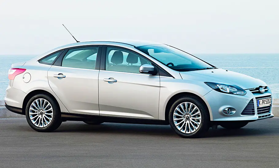 Ford Focus Stufenheck statisch von schräg vorne fotografiert.