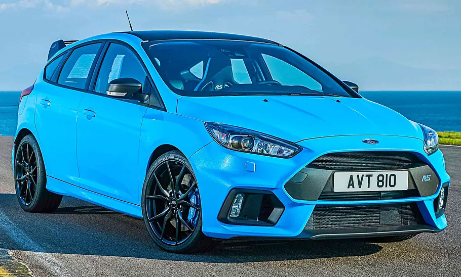 Ford Focus RS statisch von schräg vorne fotografiert.