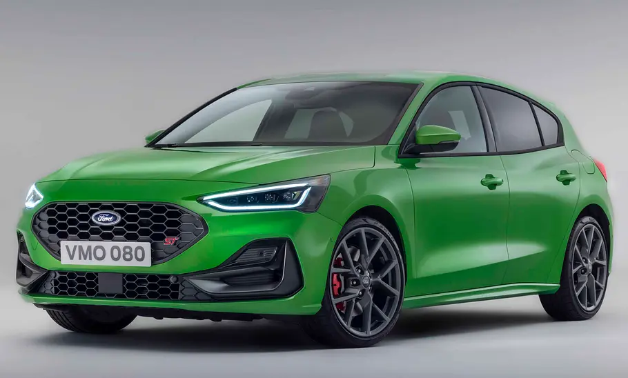 Ford Focus ST statisch von schräg vorne fotografiert.