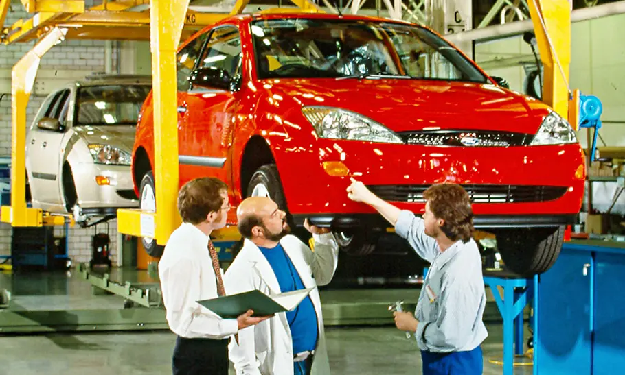 Der Ford Focus am Fließband von vorne fotografiert.