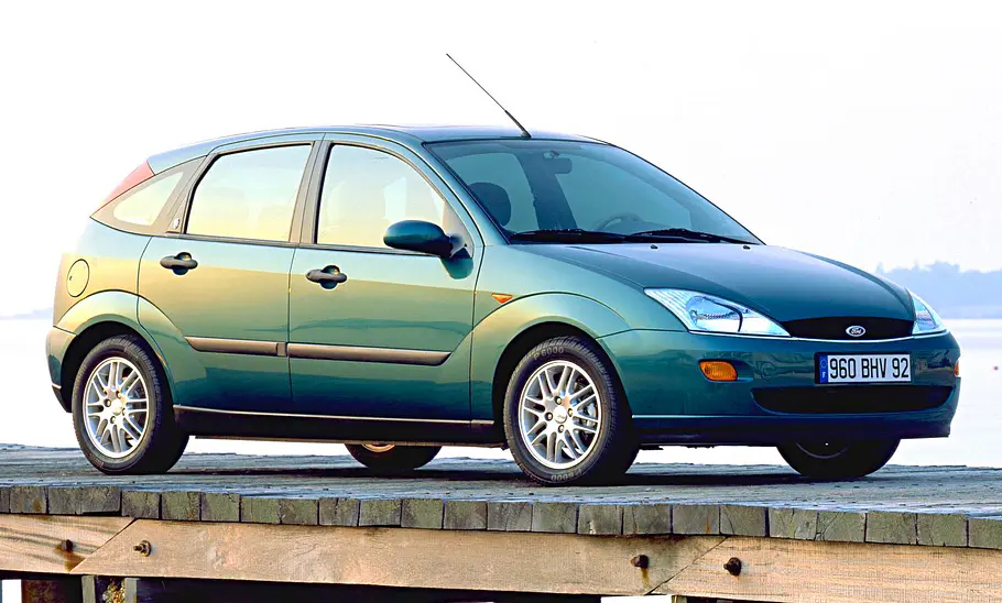 Ford Focus (1998-2004) statisch von schräg vorne fotografiert.