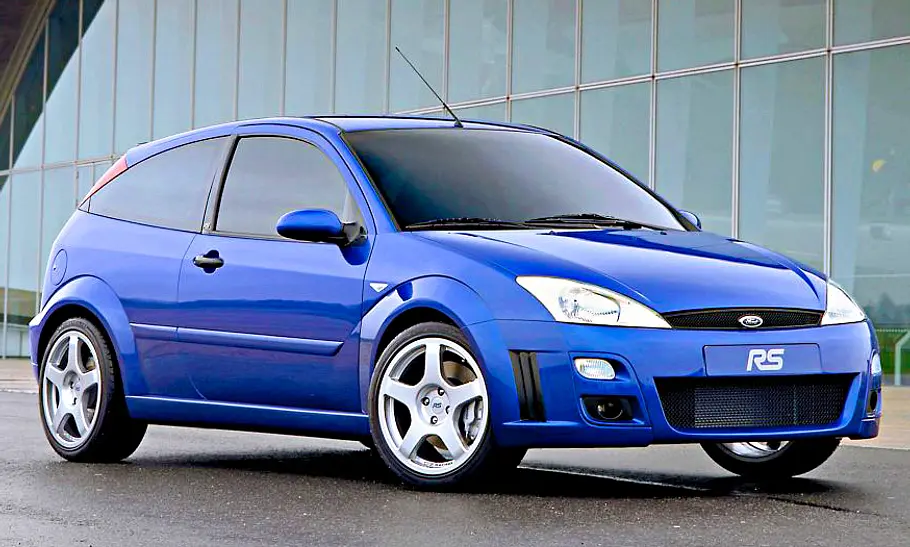 Ford Focus RS 2.0 statisch von schräg vorne fotografiert.