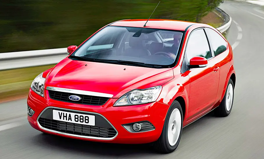 Ford Focus (2004-2010) fahrend von schräg vorne fotografiert.