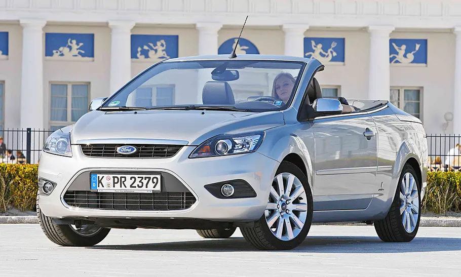 Ford Focus CC statisch von schräg vorne fotografiert.
