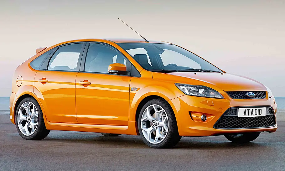 Ford Focus ST statisch von schräg vorne fotografiert.