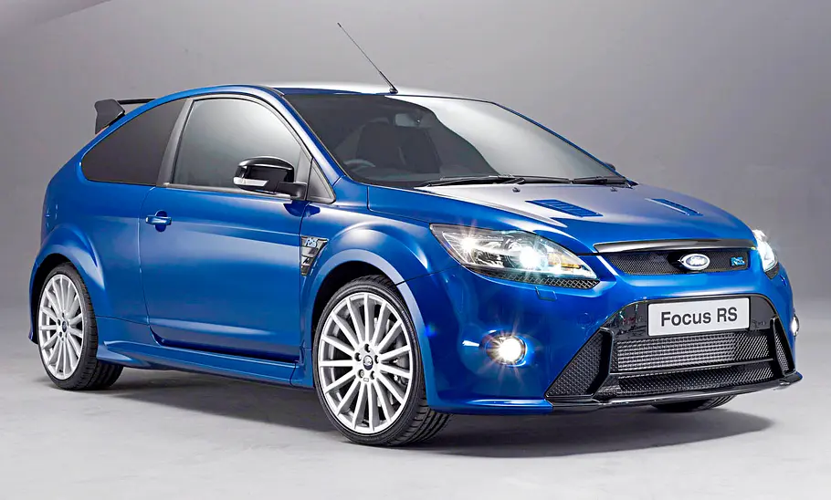 Ford Focus RS statisch von schräg vorne fotografiert.