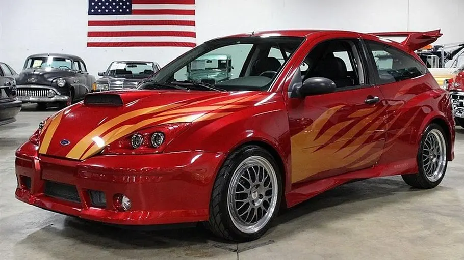Ford Focus FR200 statisch von schräg vorne.