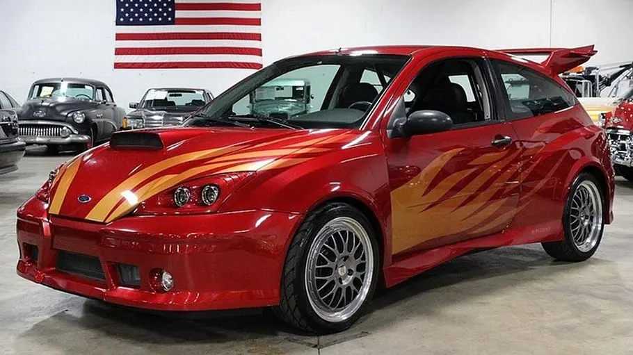 Ford Focus FR200 statisch von schräg vorne.