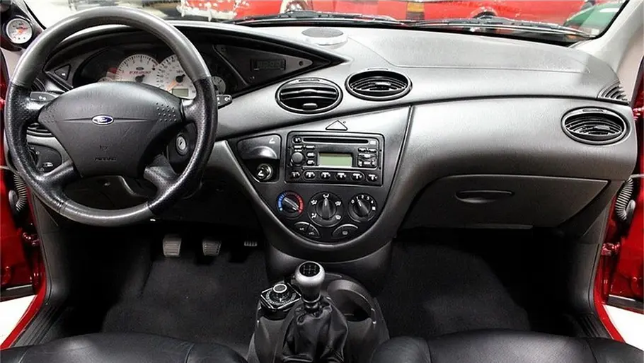Das Cockpit des Ford Focus FR200. 