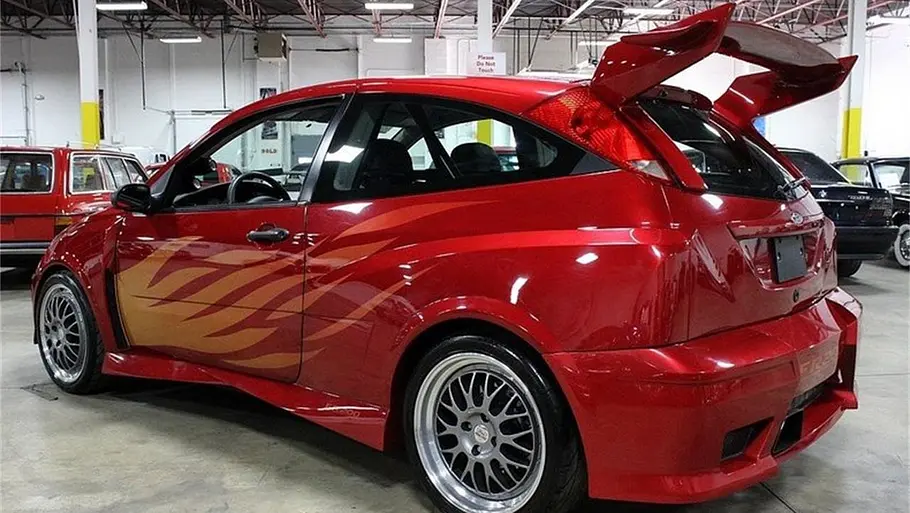 Ford Focus FR200 statisch von schräg hinten.