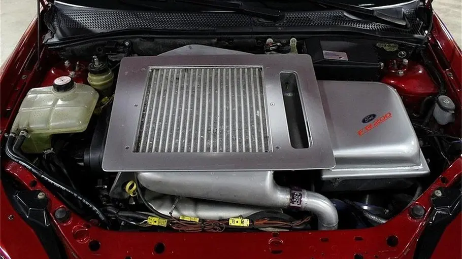 Blick in den Motorraum des Ford Focus FR200.