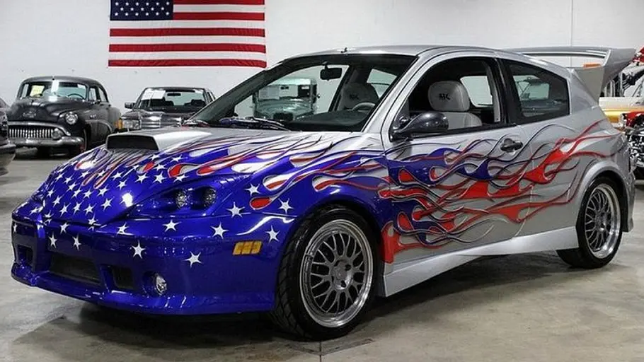 Der Ford Focus FR200 stehend.