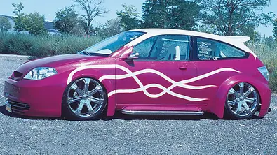 Der Ford Focus statisch von der Seite fotografiert. - Foto: Martin Sprangert