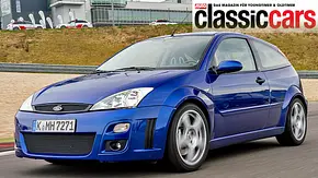 Der Ford Focus RS MK1 fahrend von schräg vorne. - Foto: Aleksander Perkovic