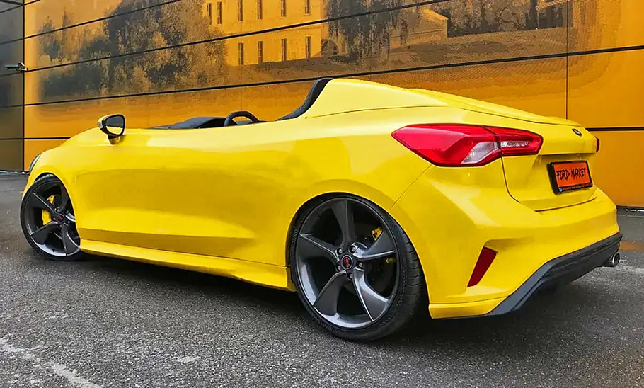 Der Ford Focus Speedster stehend von schräg hinten.