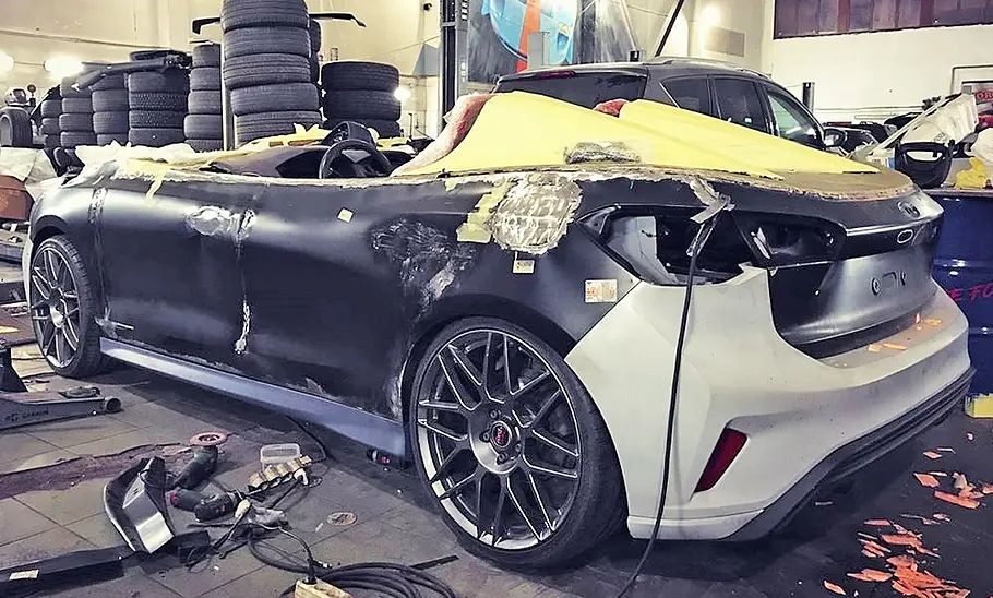 Der Ford Focus Speedster von hinten im Aufbau.