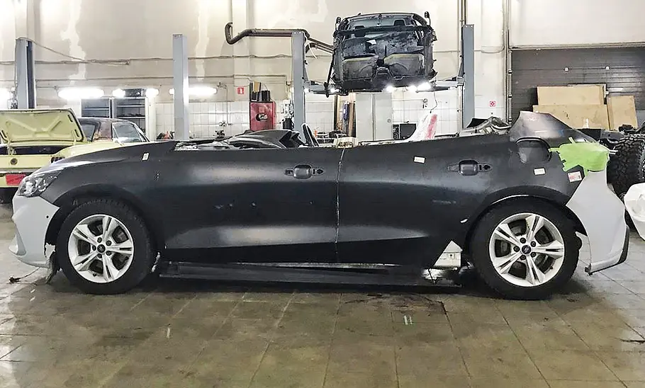 Der Ford Focus Speedster seitlich im Aufbau.