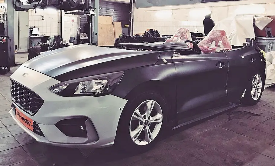 Der Ford Focus Speedster von vorne im Aufbau.