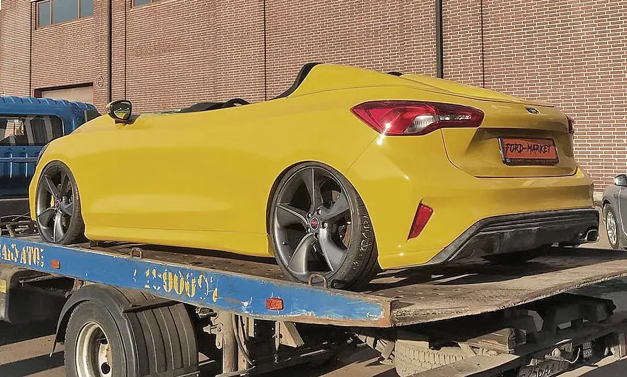 Der Ford Focus Speedster auf einem Abschleppwagen.